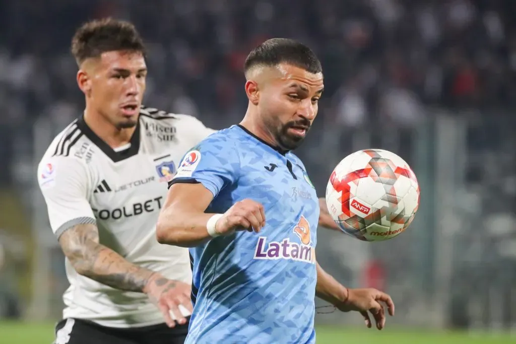 Alan Saldivia marca a Bryan Rabello en el Monumental. (Jonnathan Oyarzun/Photosport).