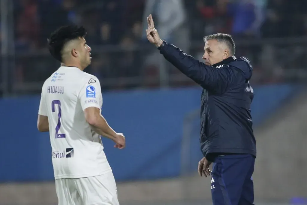Gustavo Álvarez da indicaciones ante el SAU. (Marcelo Hernandez/Photosport).