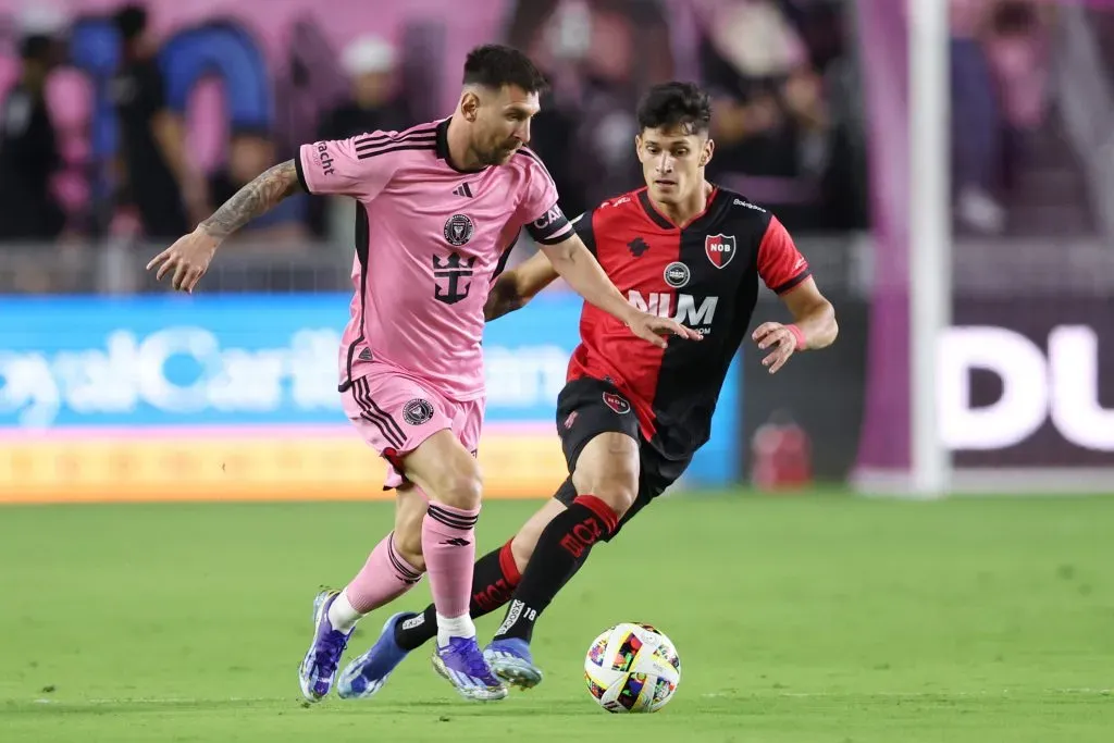 Brian Aguirre persigue a Lionel Messi en un amistoso entre Newell’s y el Inter Miami. (Megan Briggs/Getty Images).