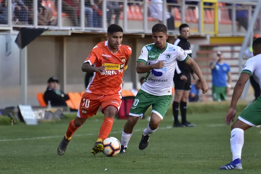 Ignacio Lemmo persigue a Ignacio Jara con la camiseta de Deportes Puerto Montt. (Pedro Tapia/ Photosport).