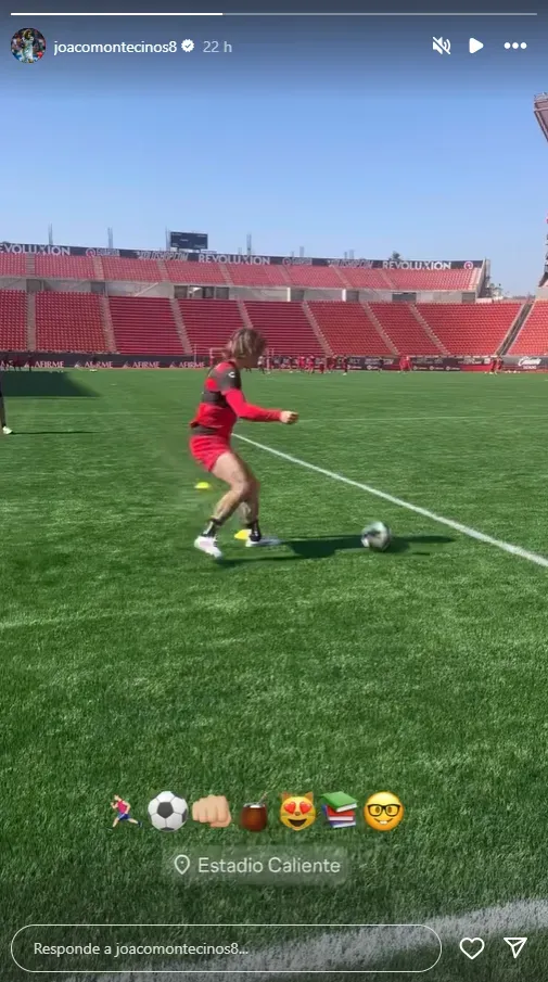 Joaquín Montecinos ya trabaja en la cancha con los Xolos. Foto: Instagram.