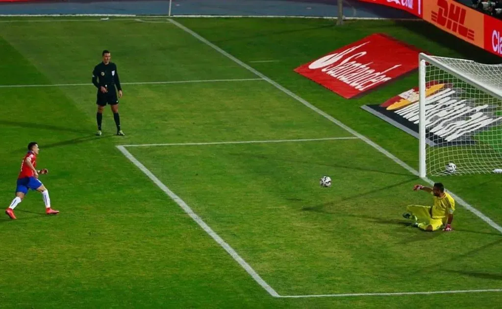 Alexis convirtiendo el penal decisivo ante Romero (Getty)