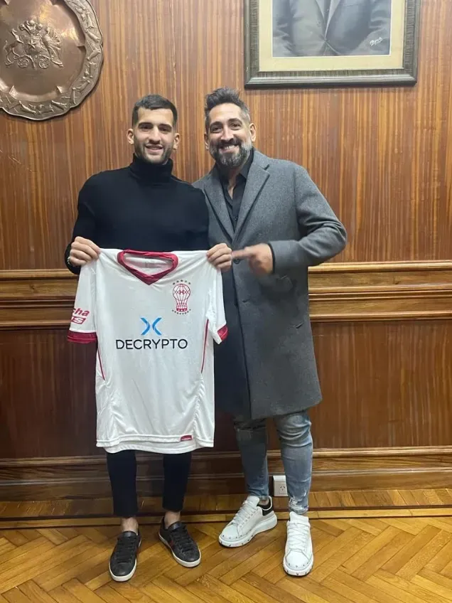 Emiliano Garré posa junto a Benjamín en su arribo a Huracán. Hoy juega en Rusia. (Captura Código Quemero).