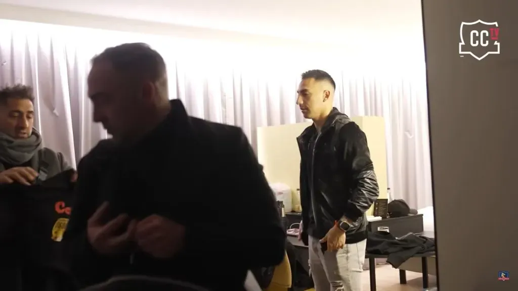 Emiliano Garré sostiene un polerón. Los representantes de Javier Correa. (Captura Colo Colo TV).