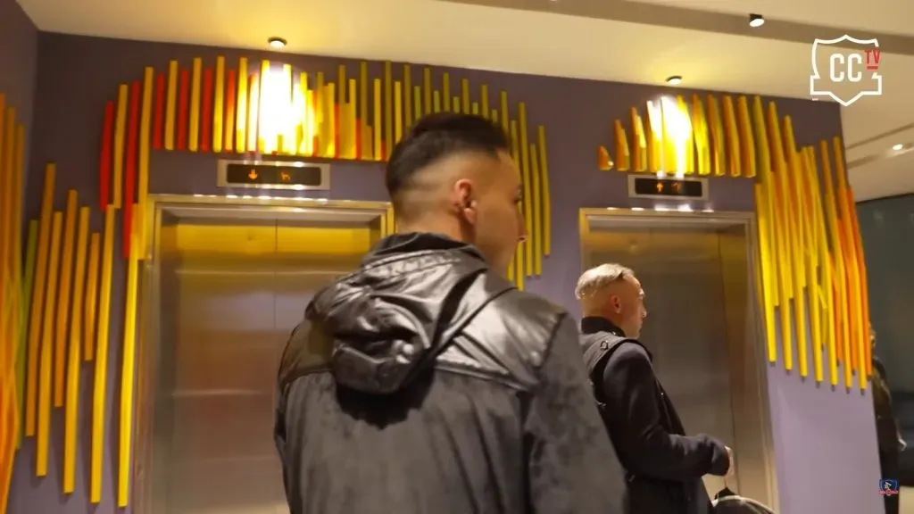 Javier Correa junto a Ezequiel Garré, uno de sus representantes. (Captura Colo Colo TV).