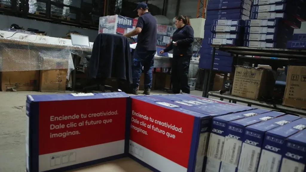 Computadores de las Becas TIC ordenados previo a su entrega a estudiantes