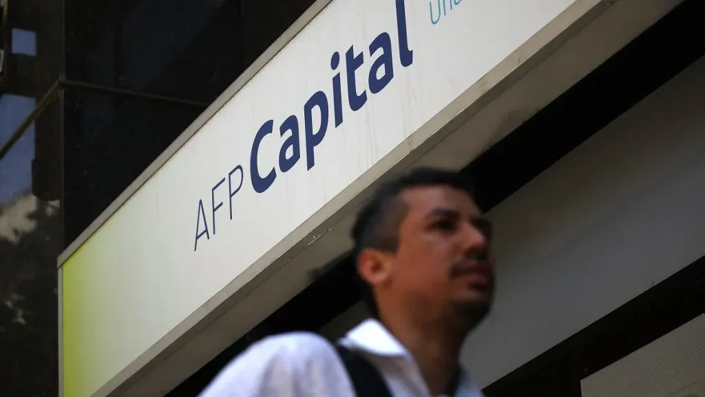 Un hombre camina afuera de una sucursal de la AFP Capital.