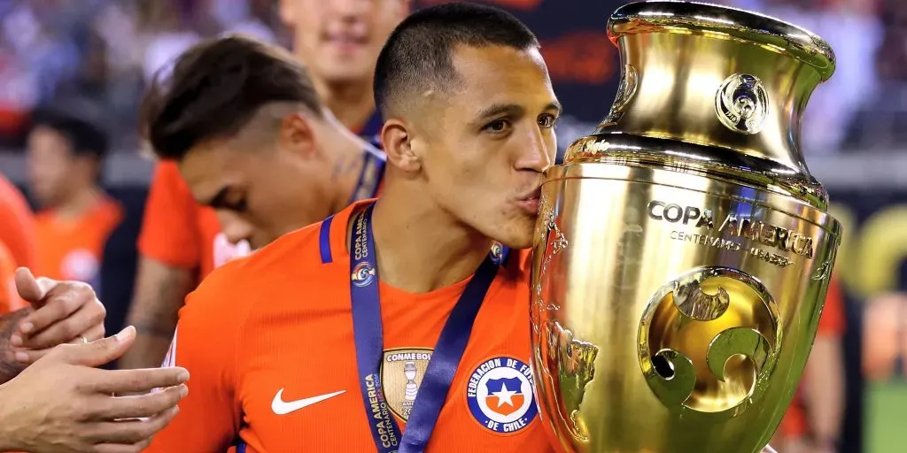 Alexis Sánchez con el trofeo de la Copa Centenario (Foto: Copa América)