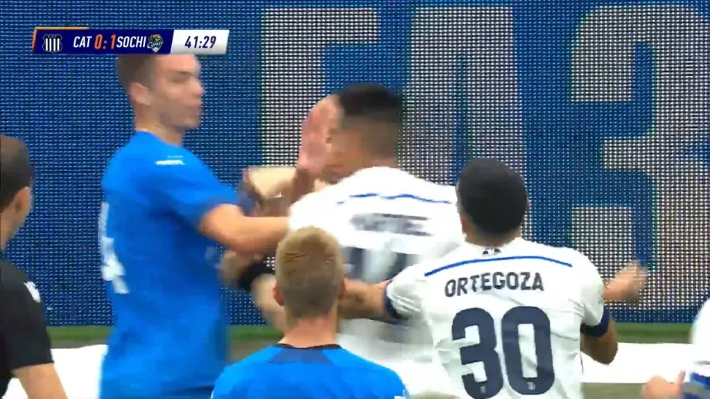 Alejandro Martínez quedó furioso con un par de rivales del PFC Sochi. (Captura).