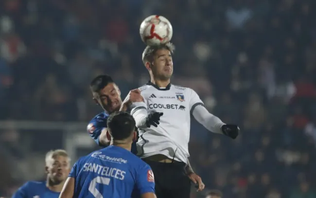 Gonzalo Lauler disputa un balón aéreo con Guillermo Paiva. (Jose Robles/Photosport).