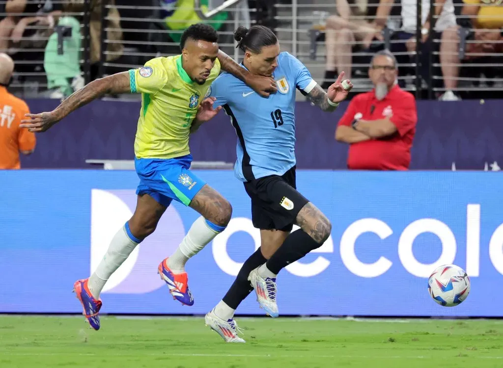 Darwin Núñez aguanta la marca de Eder Militao en el duelo entre Uruguay y Brasil. (Ethan Miller/Getty Images).