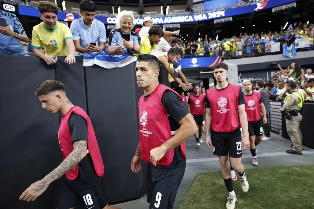 Luis Suárez es suplente en Uruguay. Imagen: Getty.