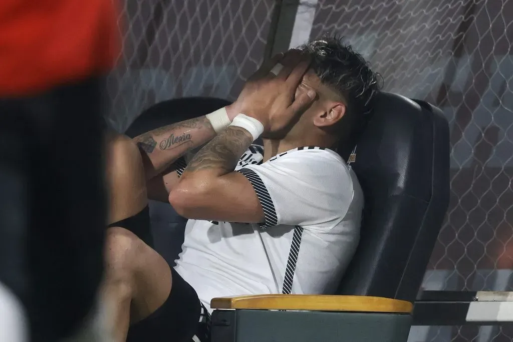 Carlos Palacios no lo ha pasado bien físicamente a pesar de tener apenas 23 años. Marcelo Barticciotto criticó su situación. Foto: Photosport.