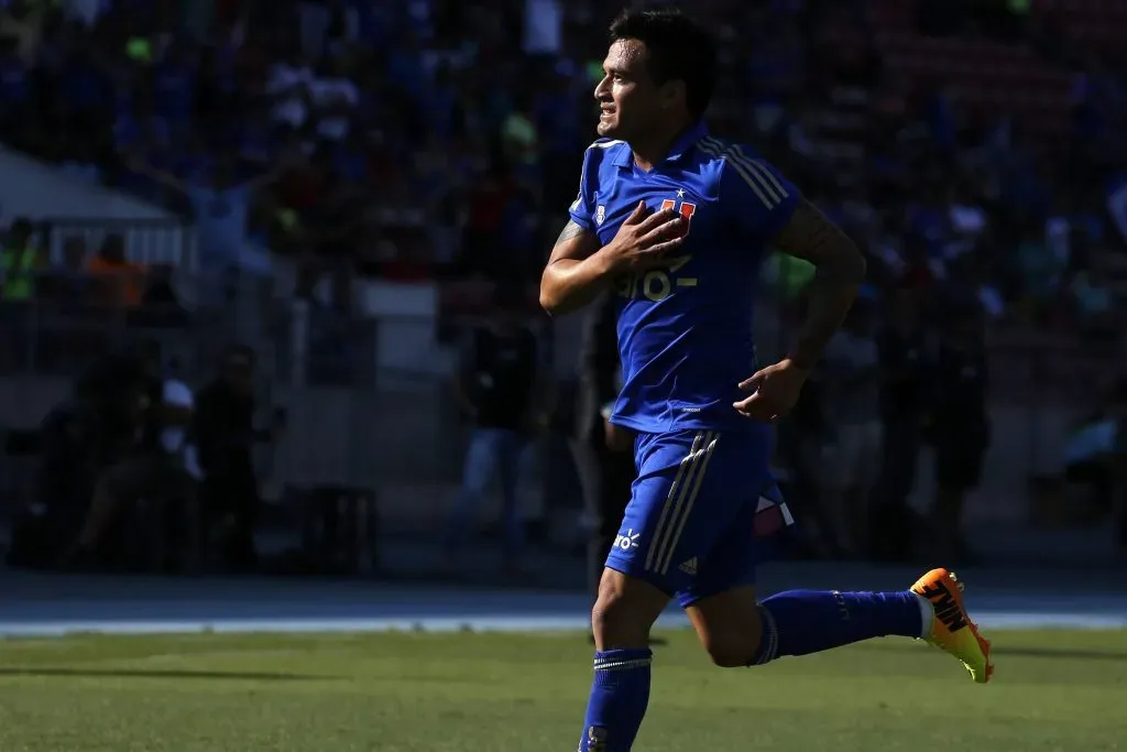 Charles Aránguiz vive un momento clave para volver a la U. Foto: Photosport.