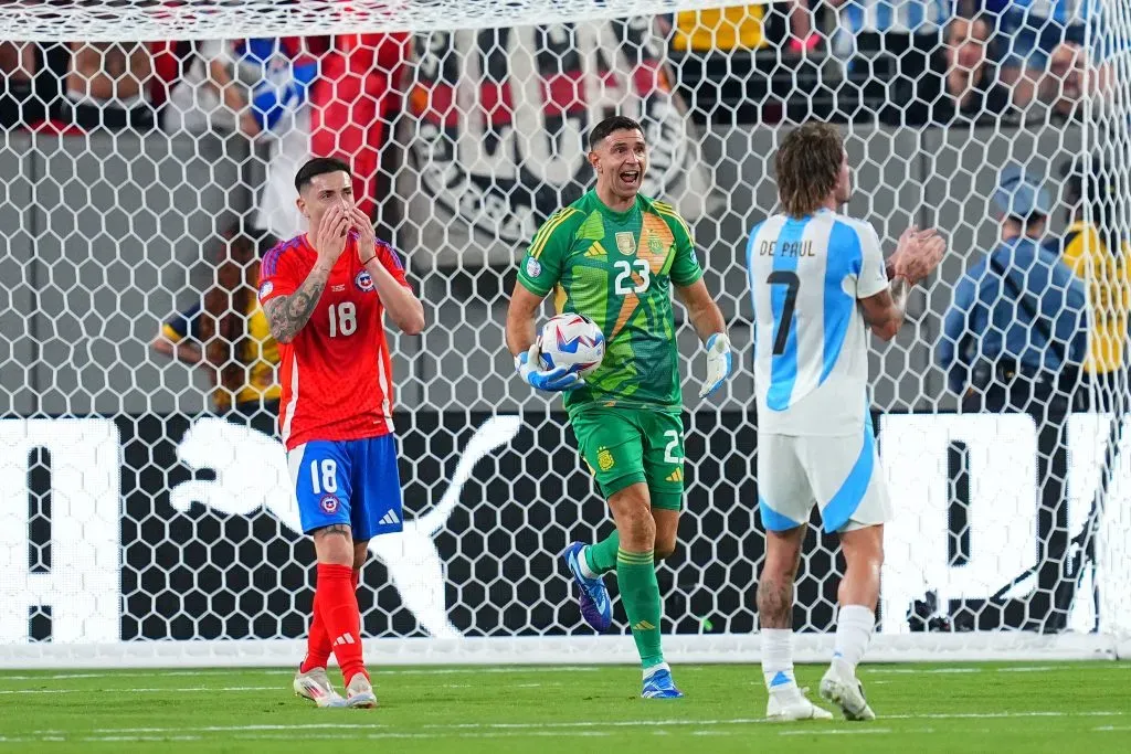 Rodrigo Echeverría no puede creer la gran tapada del Dibu Martínez. (Mitchell Leff/Getty Images).