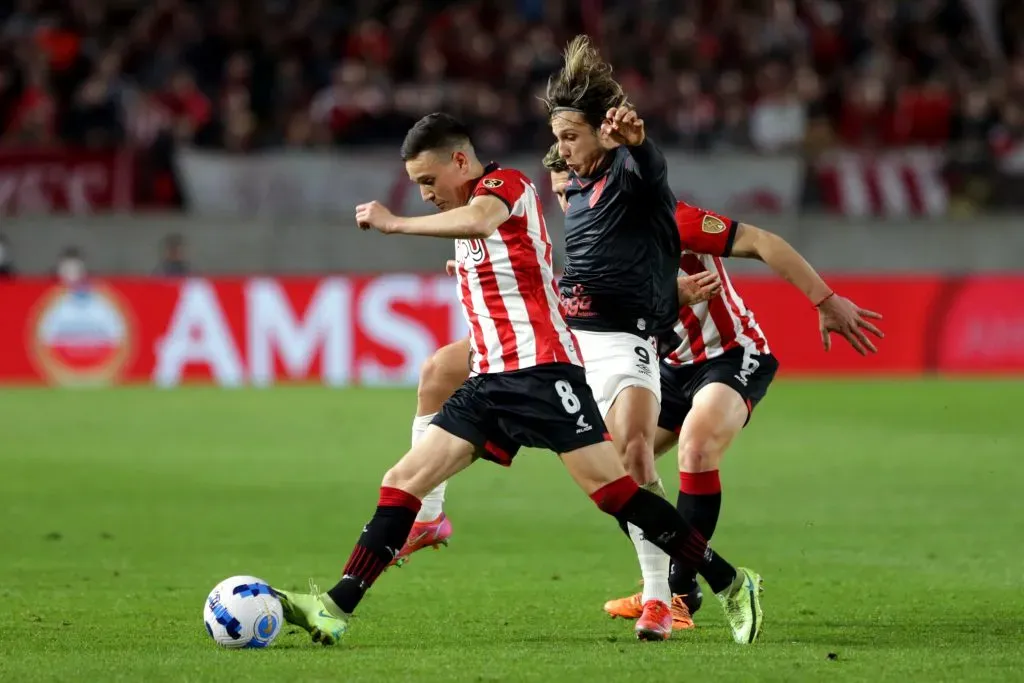 Fernando Zuqui en acción por Estudiantes. (Daniel Jayo/Getty Images).