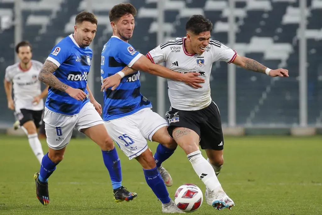 Felipe Loyola marca a Carlos Palacios en un partido entre Colo Colo y Huachipato. (Sebastian Cisternas/Photosport).