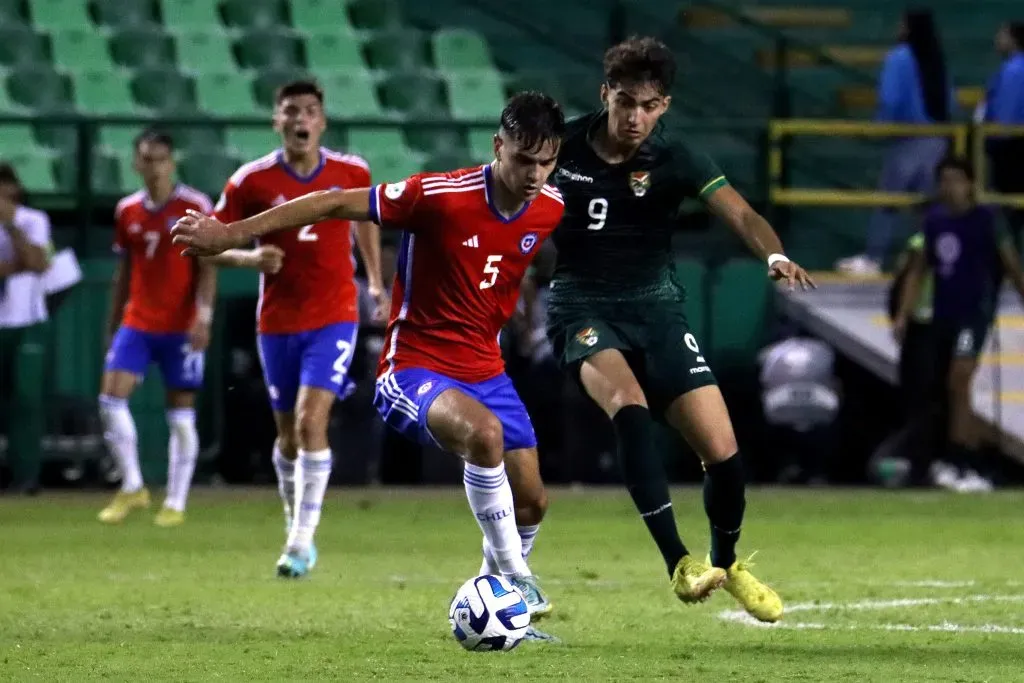 Sebastián Pino en acción durante el Sudamericano Sub 20 de 2023. (Santiago Cortes/Photosport).