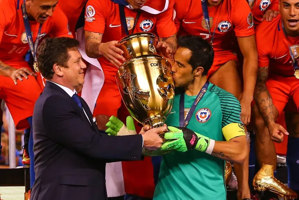 Claudio Bravo también ganó dos veces seguidas el premio al mejor arquero de la Copa América. Foto: Imago