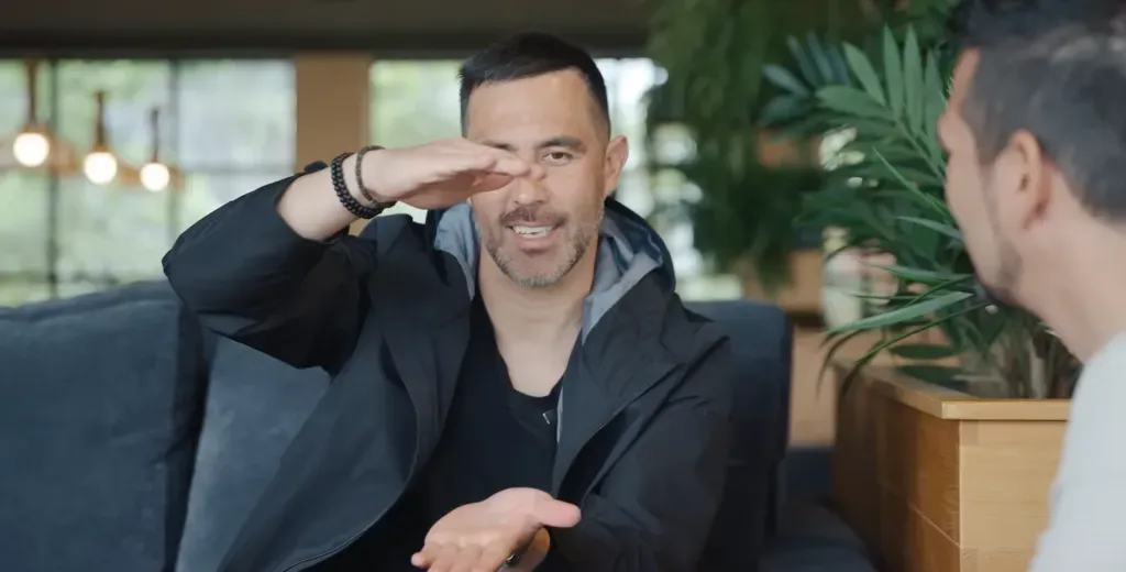 Claudio Bravo le muestra a Mark González el tamaño de las letras que colgó su papá. (Captura).