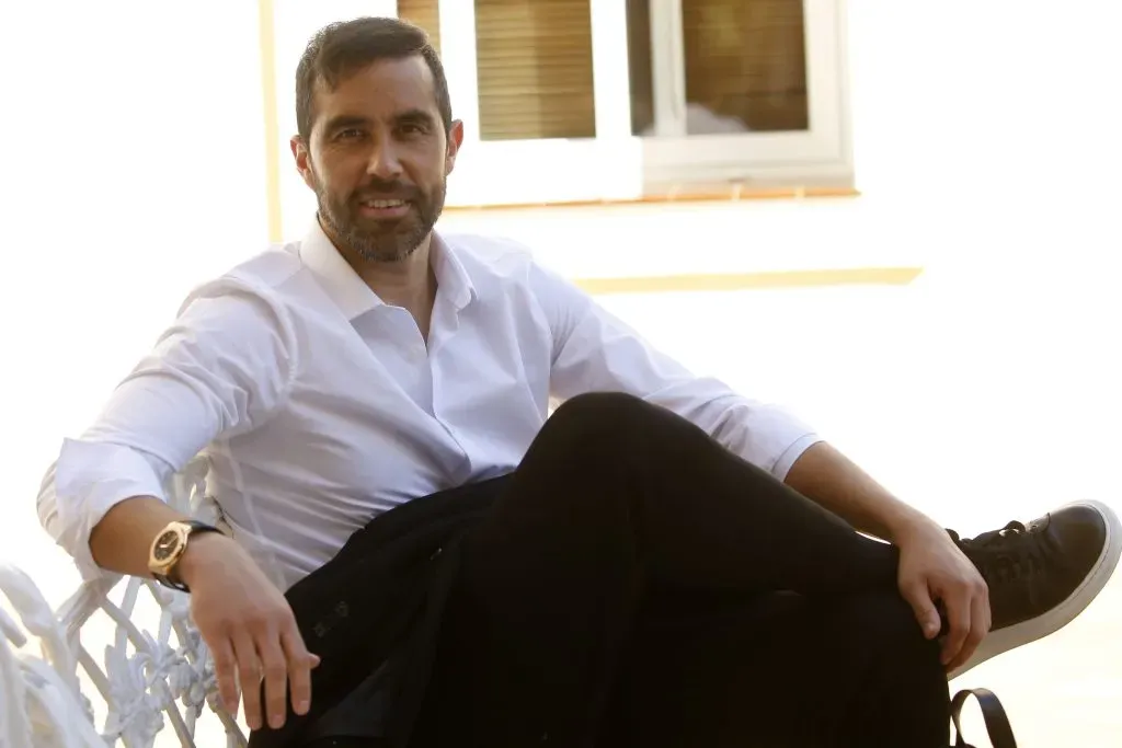 Claudio Bravo tuvo una conversación distendida con Mark González. (Andres Pina/Photosport).