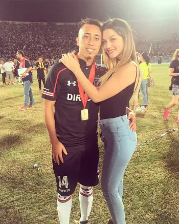 Martín Rodríguez celebrando junto a Vale Schulz la Copa Chile 2016 ganada en Colo Colo. | Foto: Archivo.