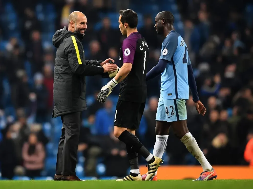 Pep Guardiola le manifestó a Bravo que será un gran entrenador, cuando estaban en Manchester City. (Photo by Michael Regan/Getty Images)