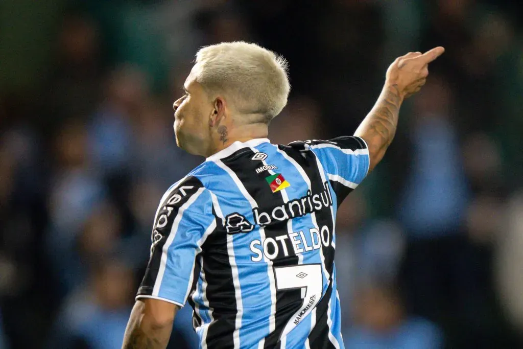 Yeferson Soteldo, ex Huachipato, es uno de los foráneos de Gremio.(Rodolfo Bührer | Imago).