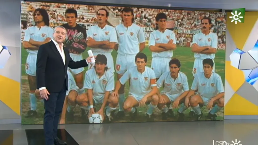Iván Zamorano y Luis de la Fuente (arriba a la derecha) fueron compañeros en Sevilla.