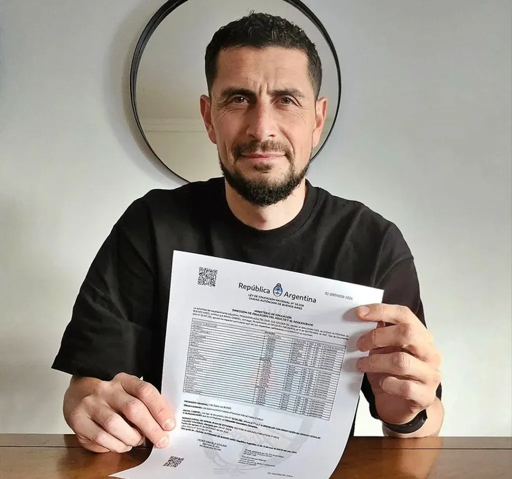 Gabriel Arias orgulloso con su diploma. | Foto: gabrielarias_21.