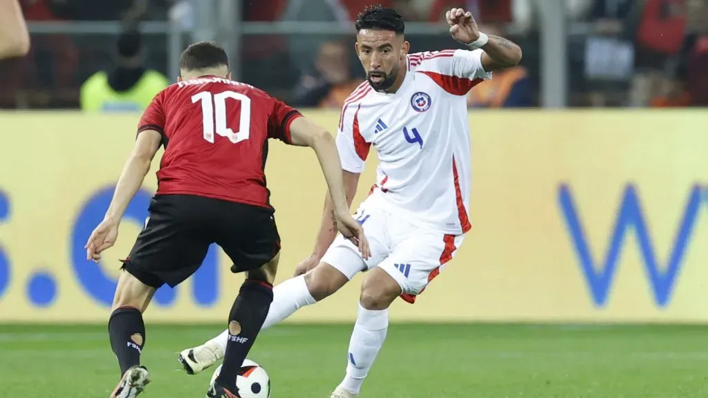 Mauricio Isla dejó claro que le ilusiona jugar en Colo Colo. Foto: Photosport.