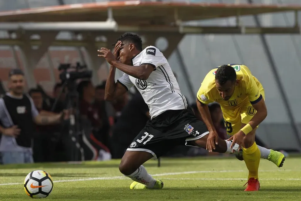 Alexander Bolaños en acción por Colo Colo. (Felipe Zanca/Photosport).