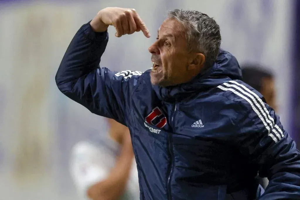 Gustavo Álvarez da indicaciones en el duelo que la U de Chile igualó ante el SAU. (Andres Pina/Photosport).