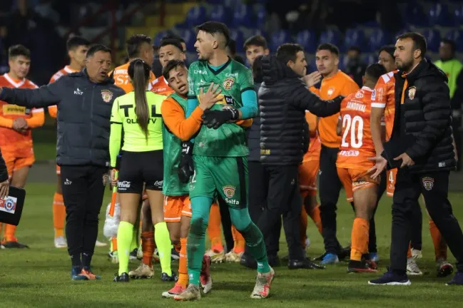 Nicolás Avellaneda terminó con los ánimos caldeados el encuentro. (Eduardo Fortes/Photosport).