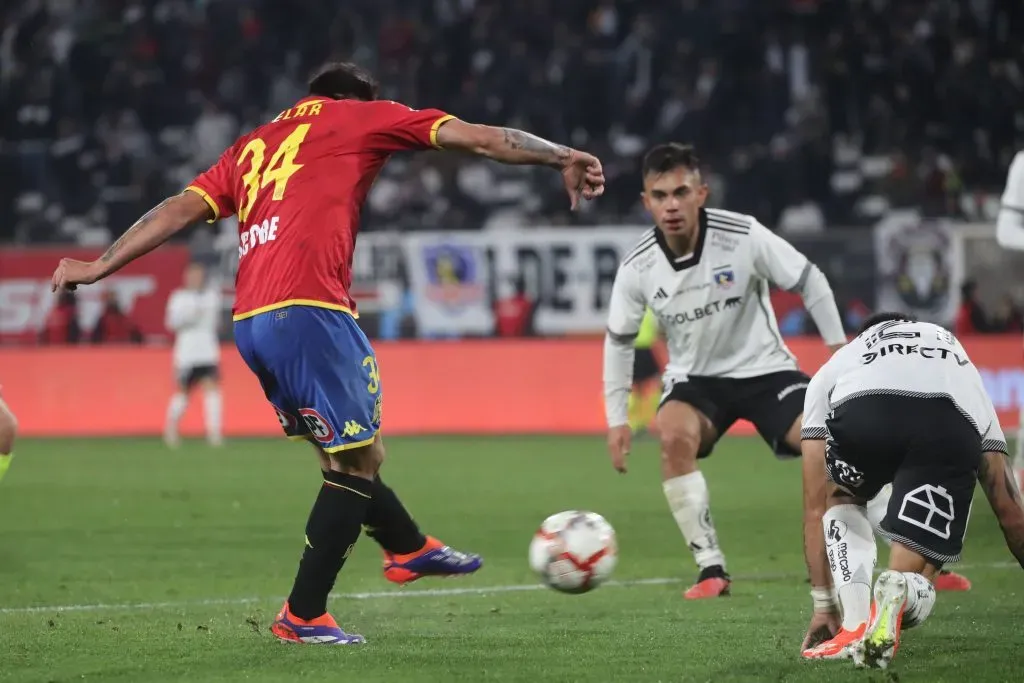 El zurdazo de Ovelar, quien aprovechó al máximo el resbalón de Wiemberg. (Jonnathan Oyarzun/Photosport).