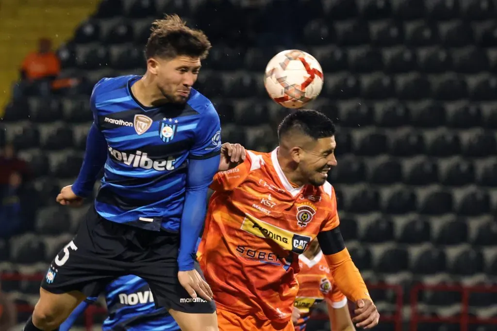 Felipe Loyola en acción contra Cobreloa. (Eduardo Fortes/Photosport).