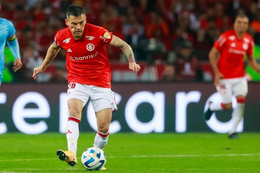 Charles Aránguiz en acción por la Copa Libertadores. (Foto: Imago).