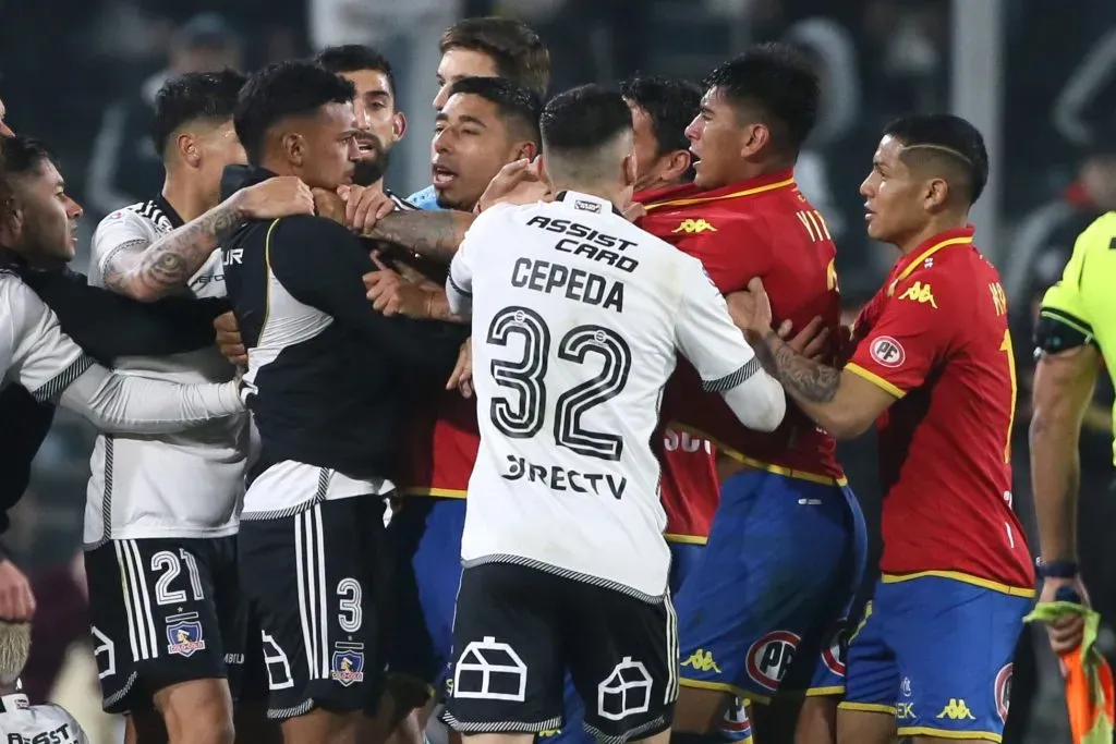 Otra imagen del zafarrancho sobre el final del encuentro. (Jonnathan Oyarzun/Photosport).