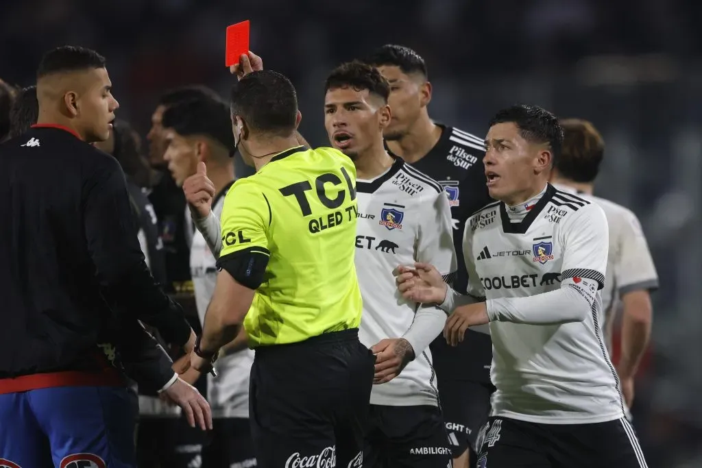 Una imagen de la batahola entre Colo Colo y la Unión Española. (Felipe Zanca/Photosport).