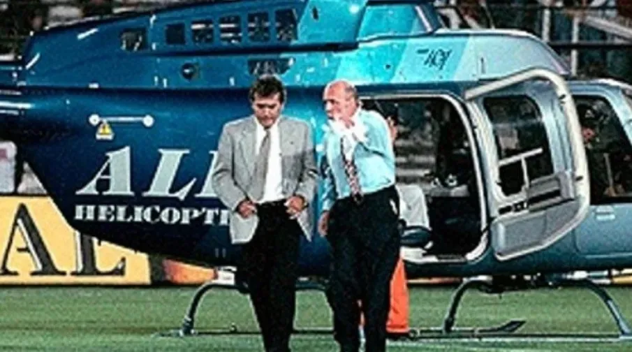 La histórica foto de Tomás Cox con Nelsinho Baptista bajando del helicóptero en el Monumental. Foto: Archivo.
