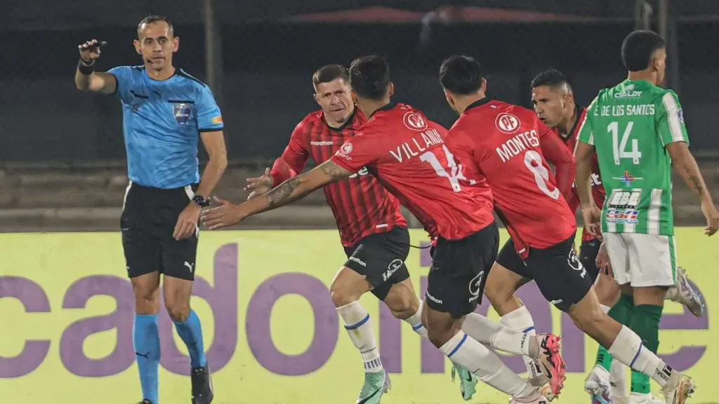 Así festejó Huachipato el gol de Cris Martínez. (Photosport).