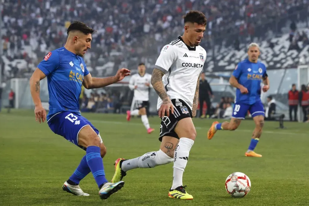 Alan Saldivia en acción ante Mathias Pinto de Deportes Santa Cruz. (Felipe Zanca/Photosport).