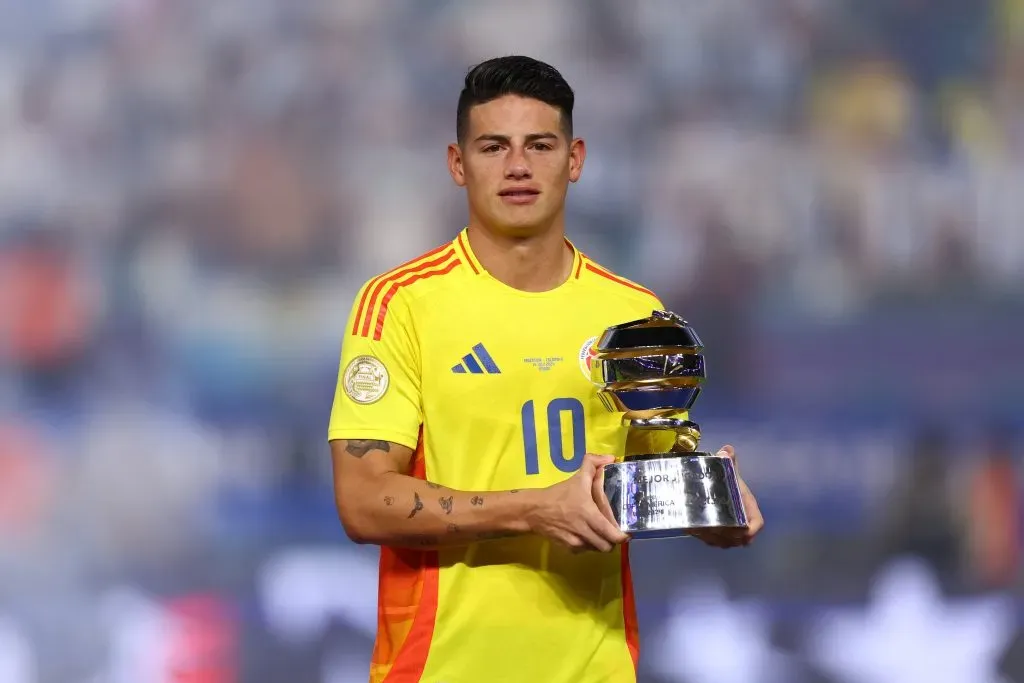 James Rodríguez con el trofeo que lo acredita como el mejor de la Copa América. (Maddie Meyer/Getty Images).