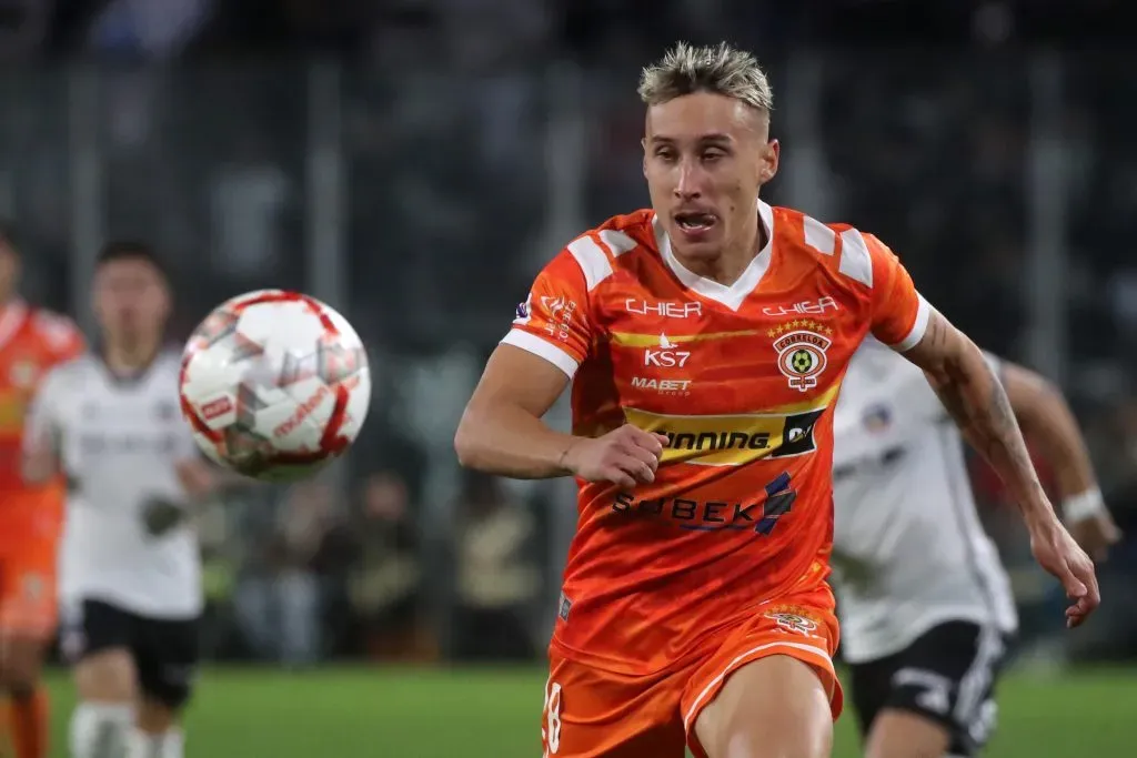 Francisco Arancibia en acción ante Colo Colo durante la primera rueda del Campeonato Nacional 2024. (Jonnathan Oyarzun/Photosport).