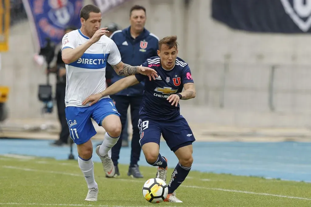 Francisco Arancibia ante Luciano Aued en un Clásico Universitario de 2018. (Felipe Zanca/Photosport).