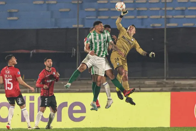 Fabián Cerda en acción durante el duelo ante Racing. (Gaston Brito/FocoUy/Photosport).