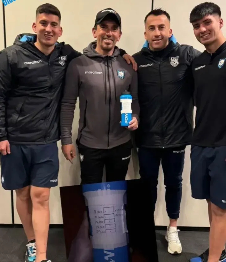 Los arqueros y el preparador de goleros de Huachipato. (Foto: Jairo Avendaño).