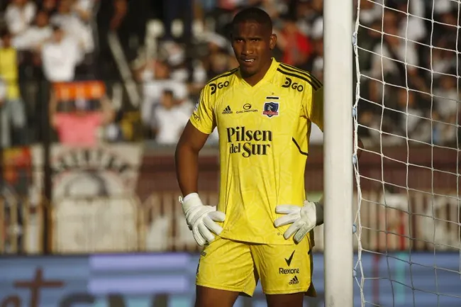 Pese a sus 27 años y varias temporadas en Colo Colo, Omar Carabalí ha atajado en solo diez partidos oficiales. | Foto: Photosport.