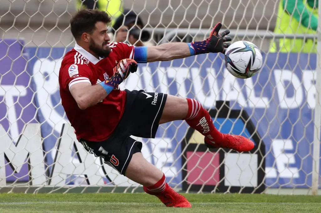 Fernando de Paul jugó 101 partido en la U entre 2016 y 2021, recibiendo 104 goles y entregando en 34 partidos su portería imbatida. ¿Cómo lo recibirán ahora que está en Colo Colo? | Foto: Photosport.