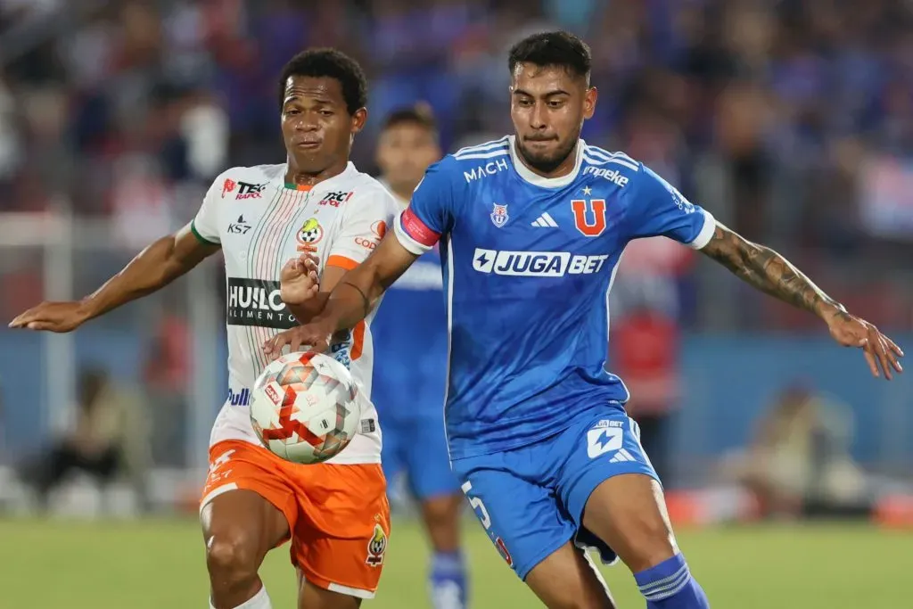 Emmanuel Ojeda ante César Munder en Cobresal. (Dragomir Yankovic/Photosport).